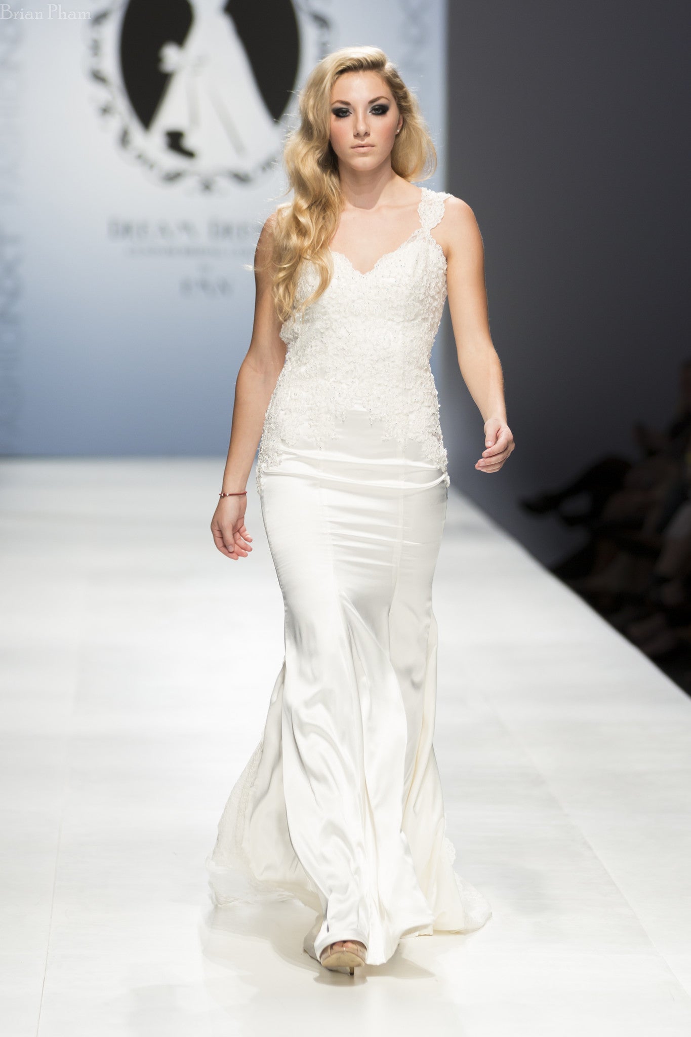 SAMPLE SALE/ Keyhole Back Wedding Dress (#Cahira)