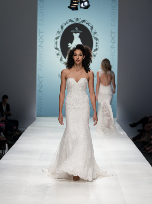 SAMPLE SALE/ Sweetheart Strapless Wedding Dress with Three Layer Long Train (# PB094) - Dream Dresses by P.M.N
- 1