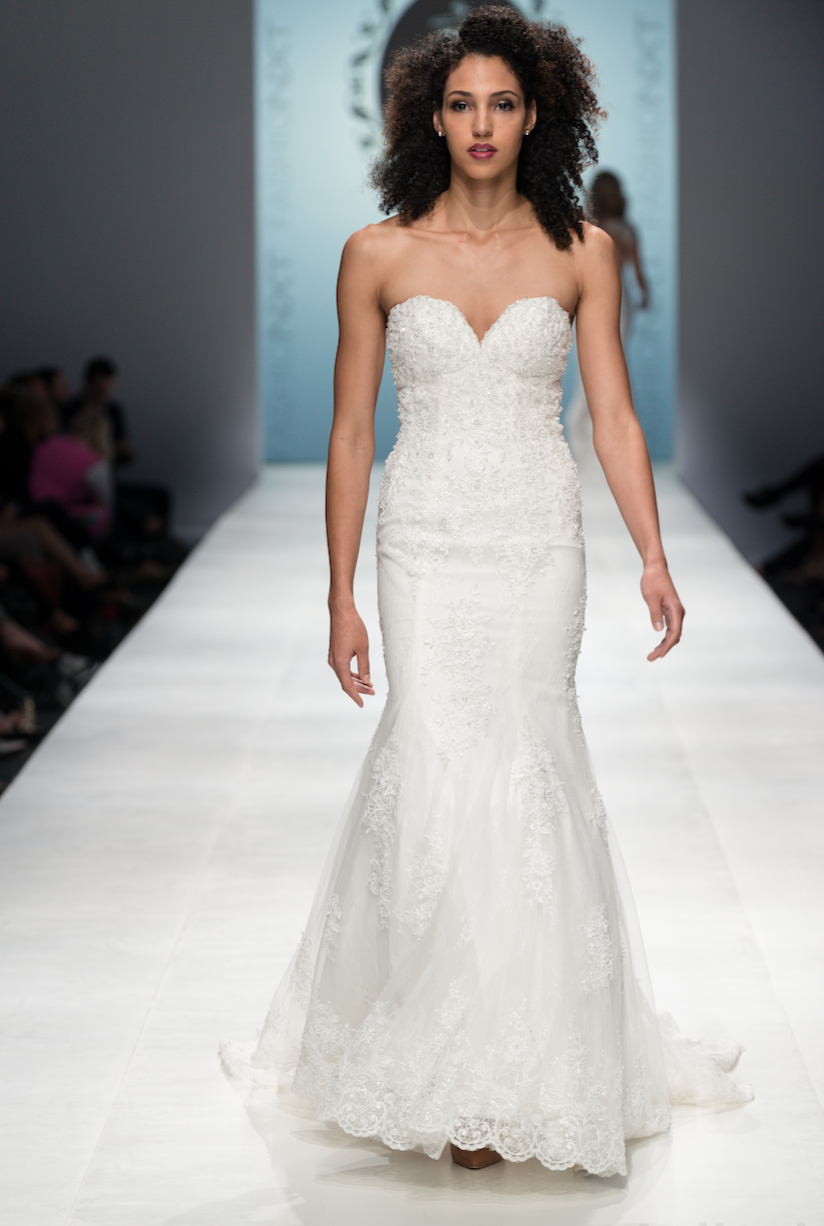 SAMPLE SALE/ Sweetheart Strapless Wedding Dress with Three Layer Long Train (# PB094)