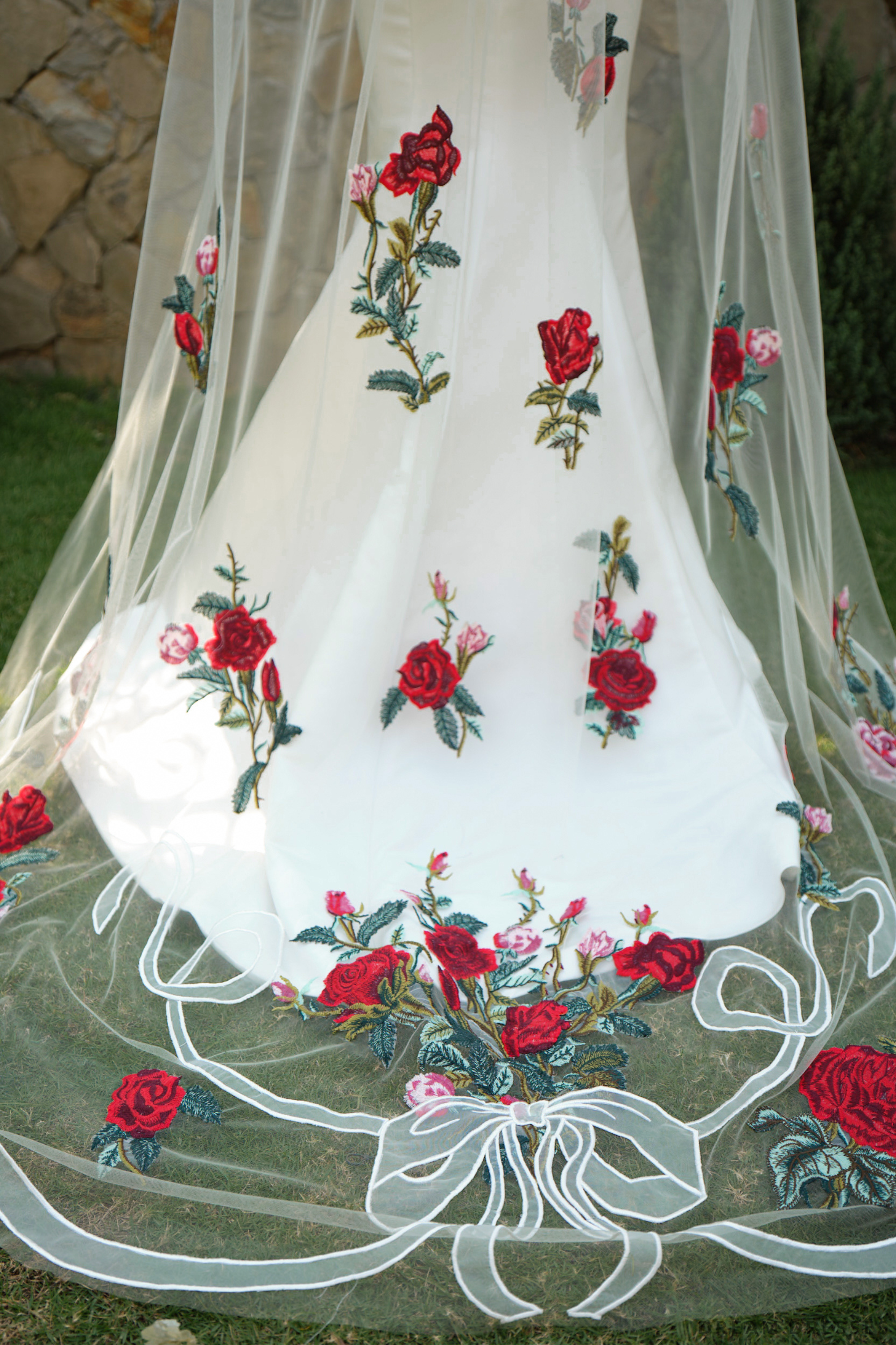 DreamDress By PMN Jenny Light Ivory Wedding Veil Red Rose Embroidered Hand-Sewn With Couture Precision | Size: Chapel DreamDress By PMN Jenny Light Ivory Wedding Veil Red Rose Embroidered Hand-Sewn With Couture Precision | Size: Chapel