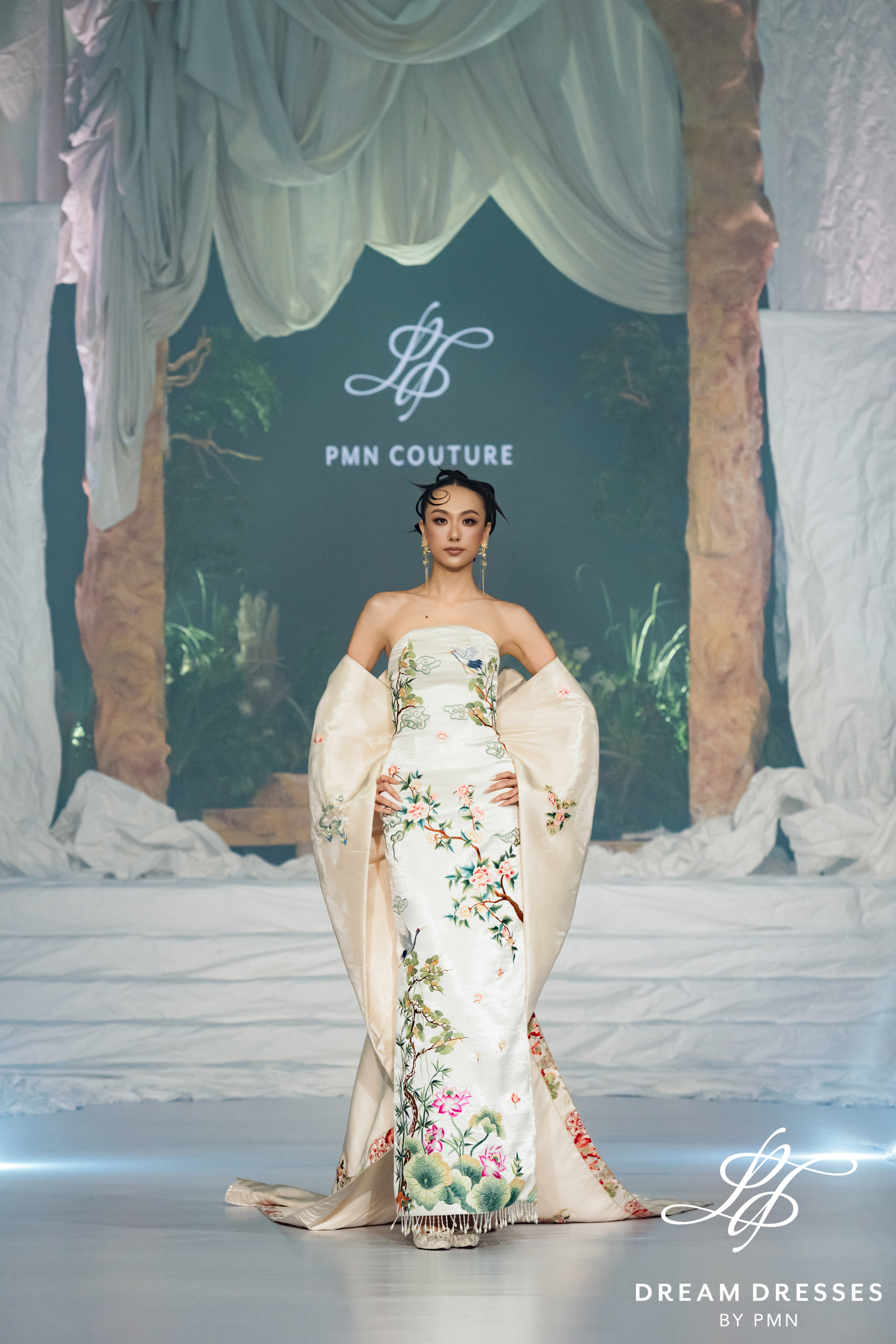 Asian-Inspired Strapless Wedding Dress (#LIENHOA)