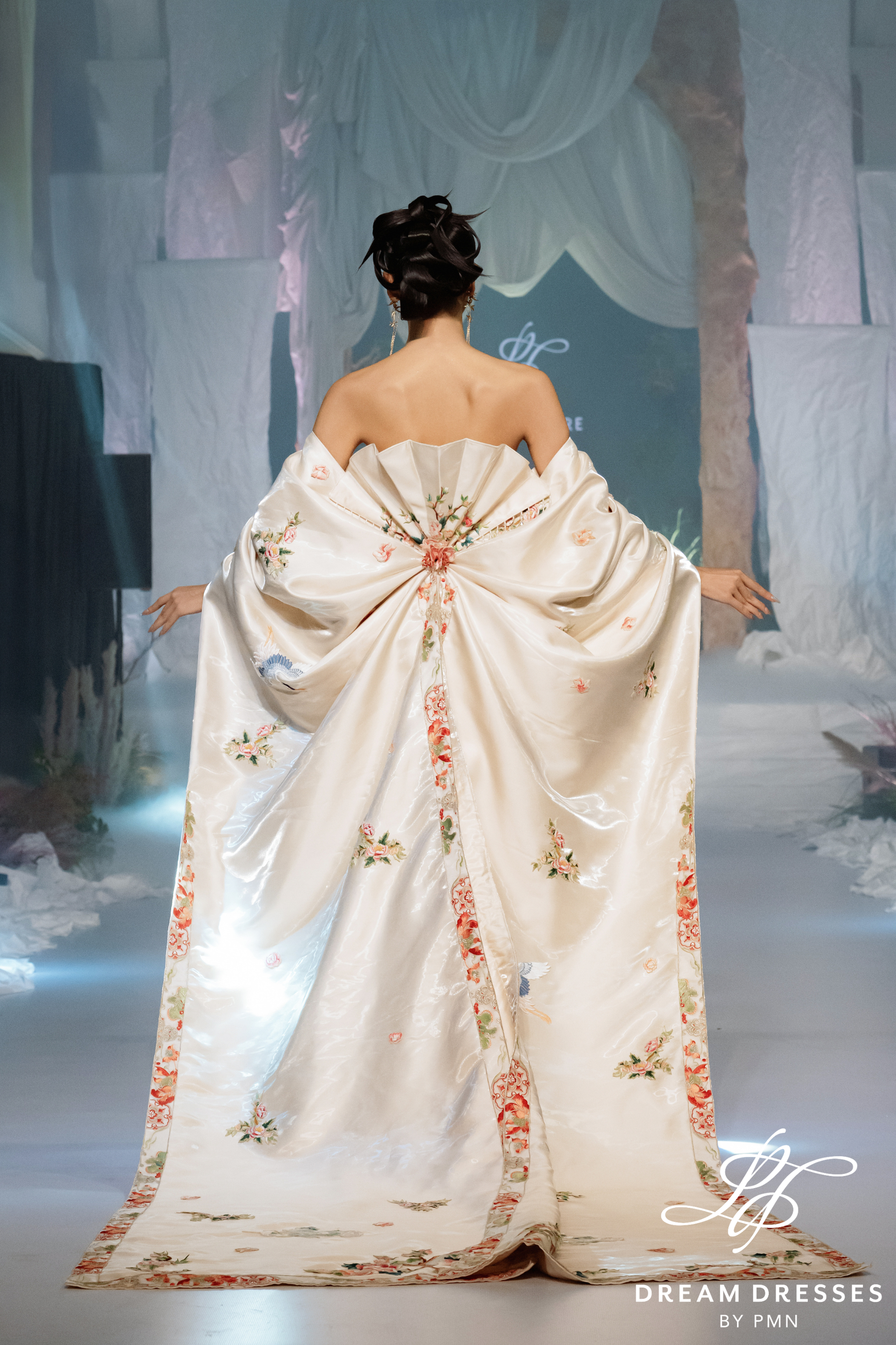 Asian-Inspired Strapless Wedding Dress (#LIENHOA)