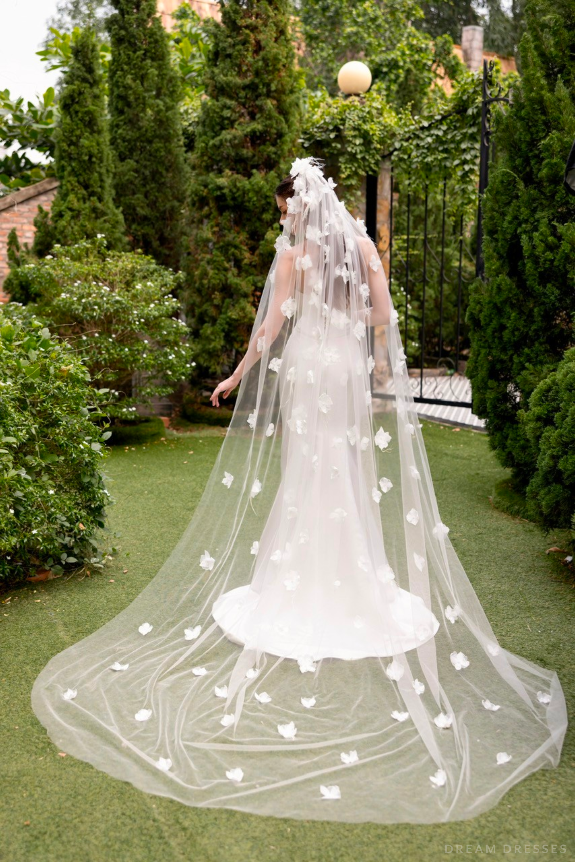 Semi Cathedral 3D Flowers Wedding Veil (#RAHA)