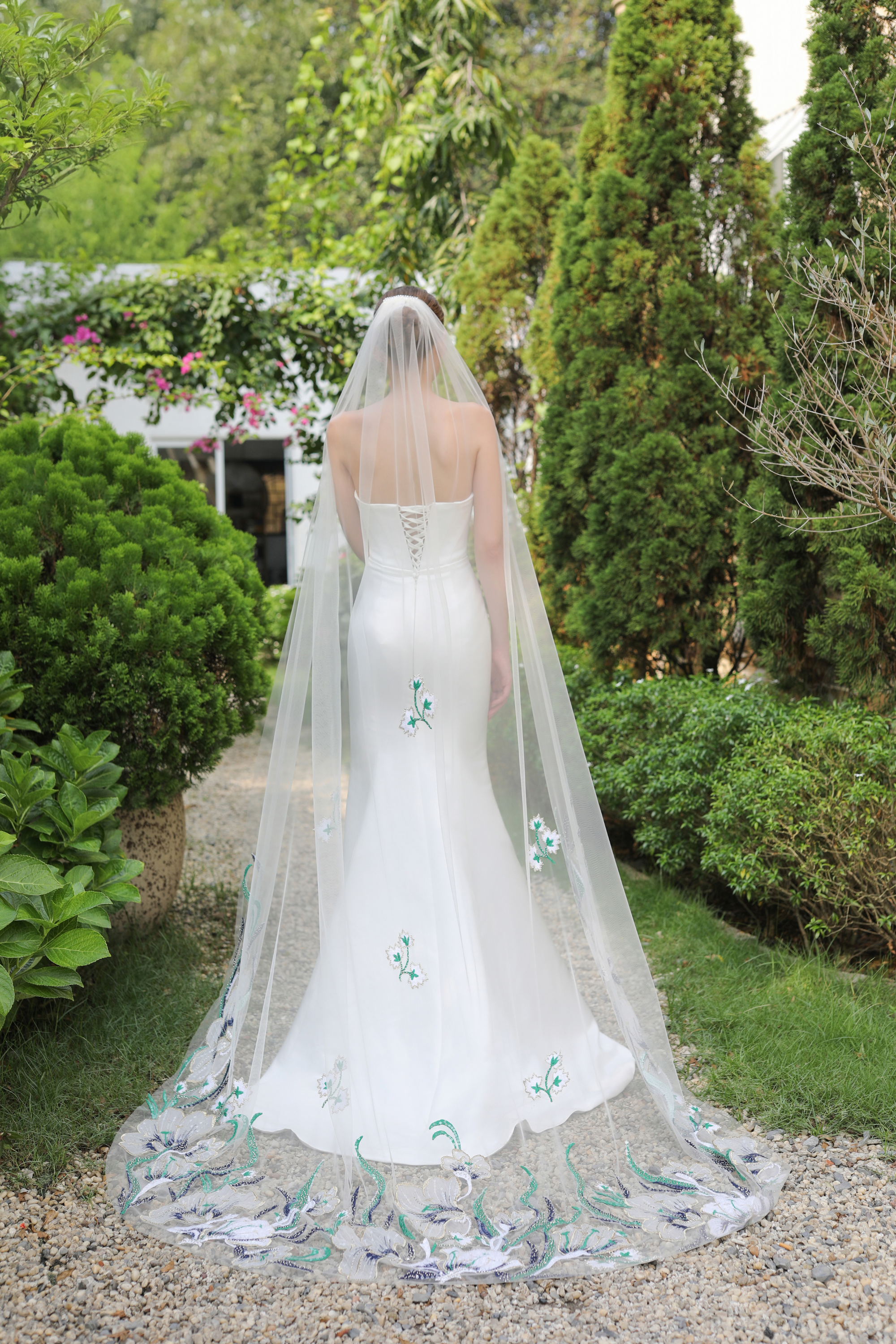 DreamDress By PMN Audrey Wedding Veil Light Handmade Floral Embroidered Embellished | Size: Chapel DreamDress By PMN Audrey Wedding Veil Light Handmade Floral Embroidered Embellished | Size: Chapel