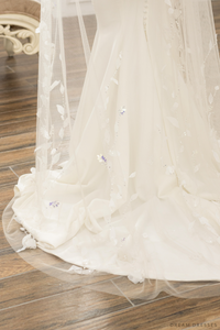 Bridal Veil with Lace and Crystals (#FANNY) - Dream Dresses by P.M.N.