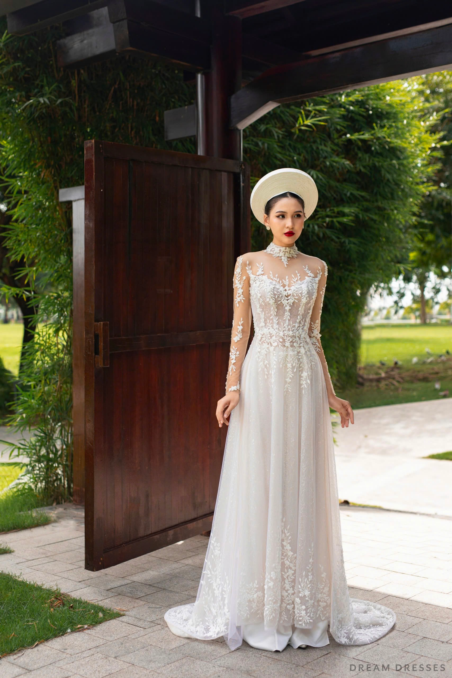 White Bridal o Di Vietnamese Modern Wedding Dress by Majorii White Bridal o Di Vietnamese Modern Wedding Dress by Majorii