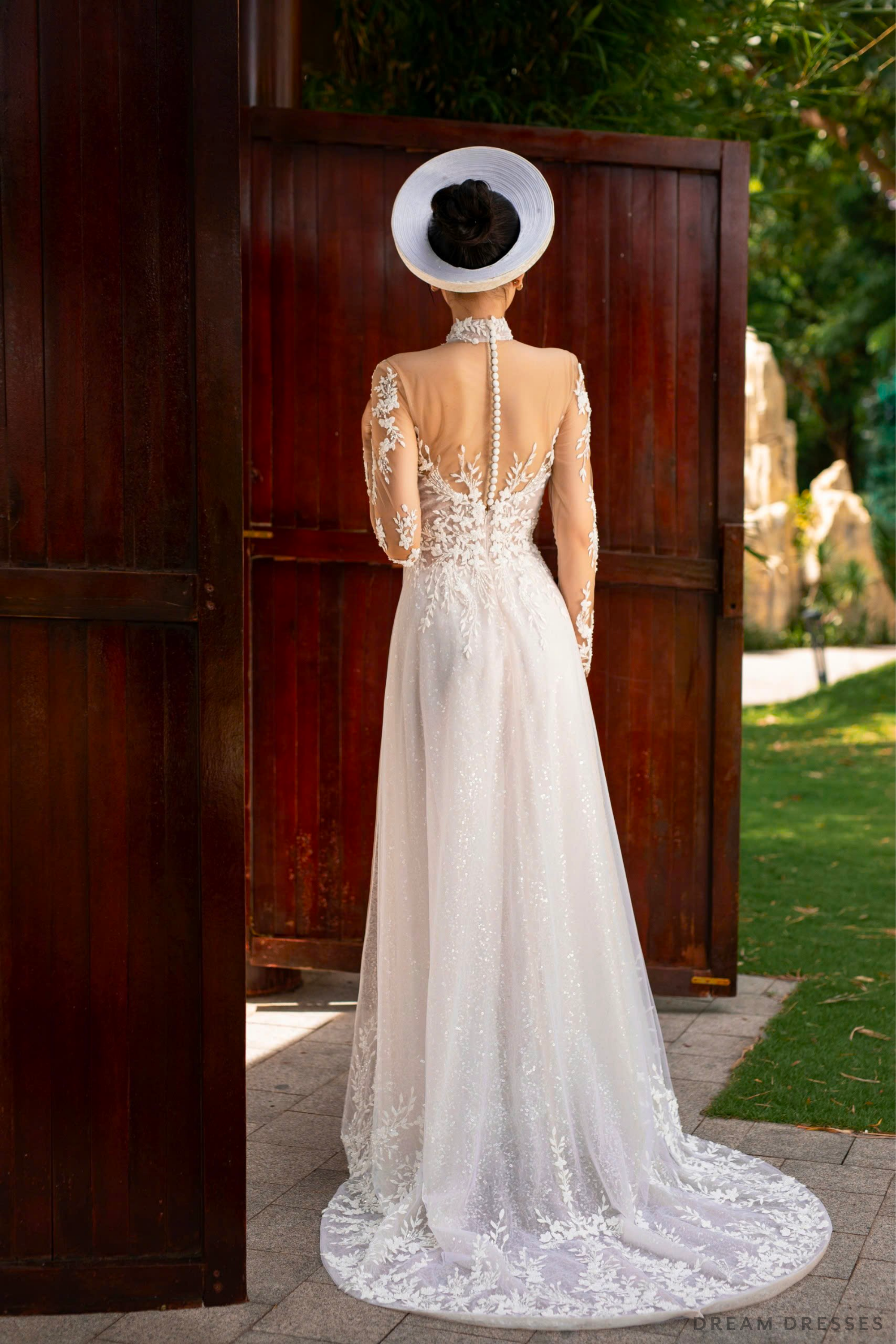 White Bridal o Di Vietnamese Modern Wedding Dress by Majorii White Bridal o Di Vietnamese Modern Wedding Dress by Majorii