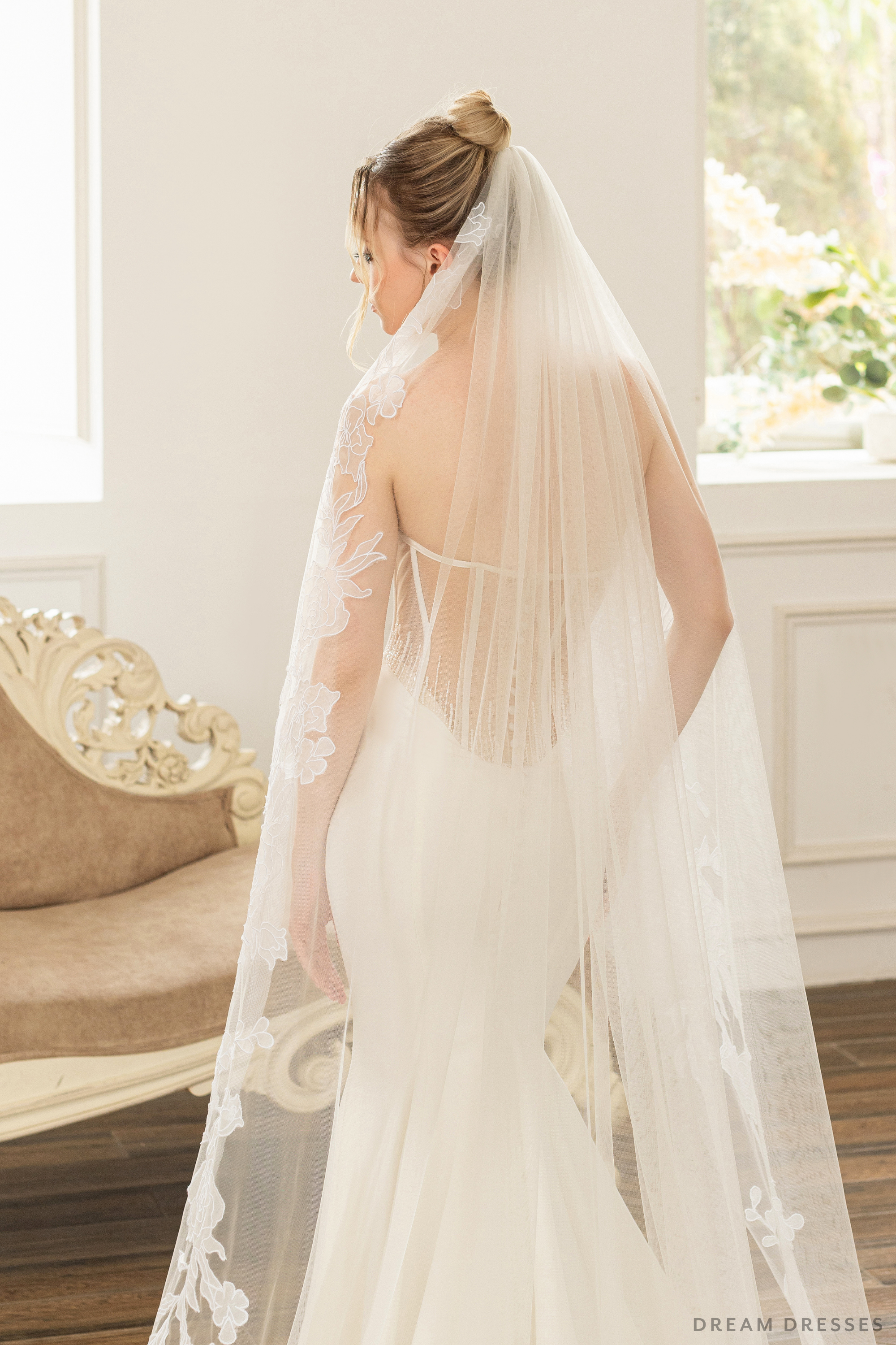 One Layer Bridal Veil with Floral Lace (#LAURENCE)