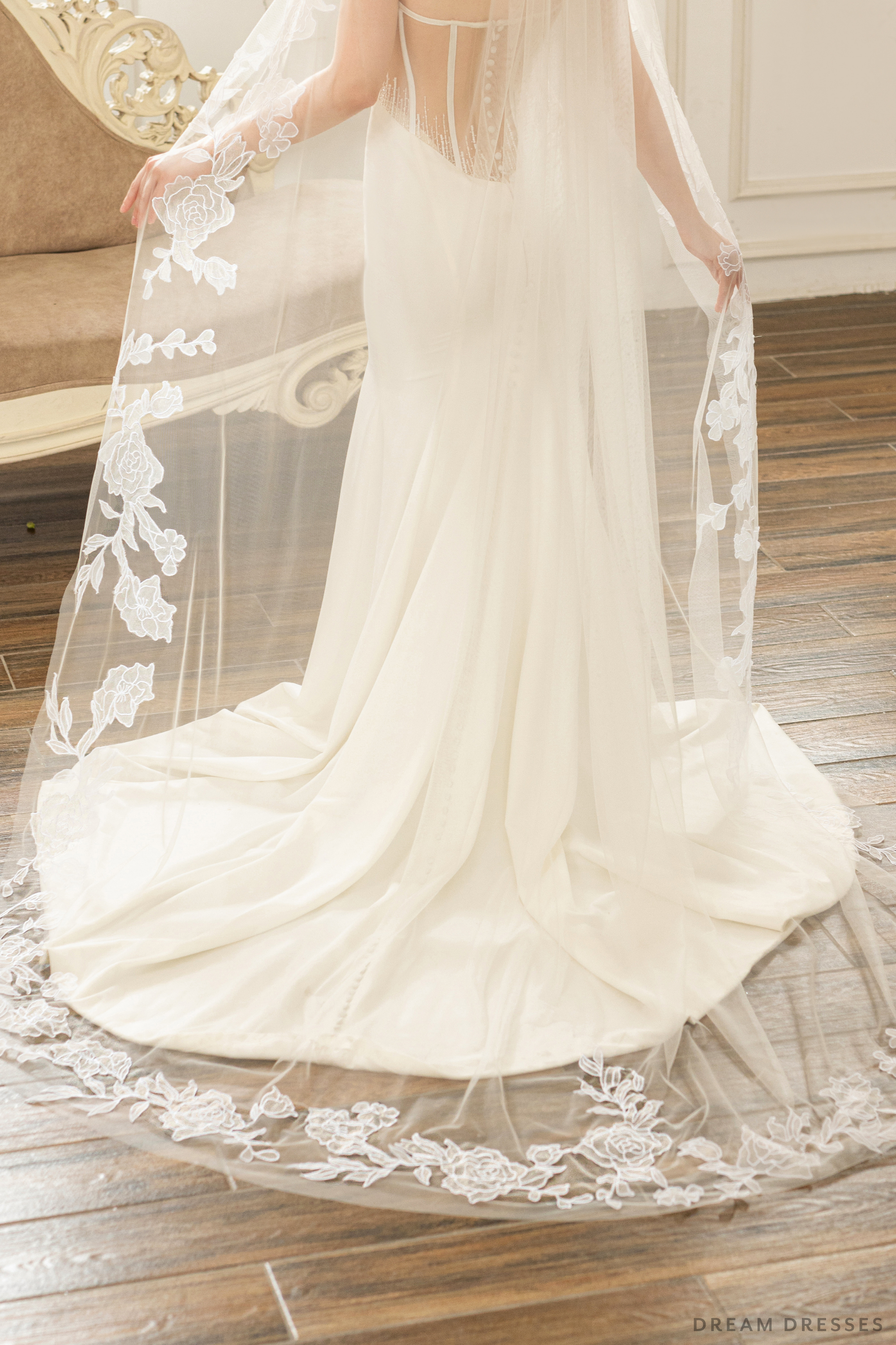 One Layer Bridal Veil with Floral Lace (#LAURENCE)