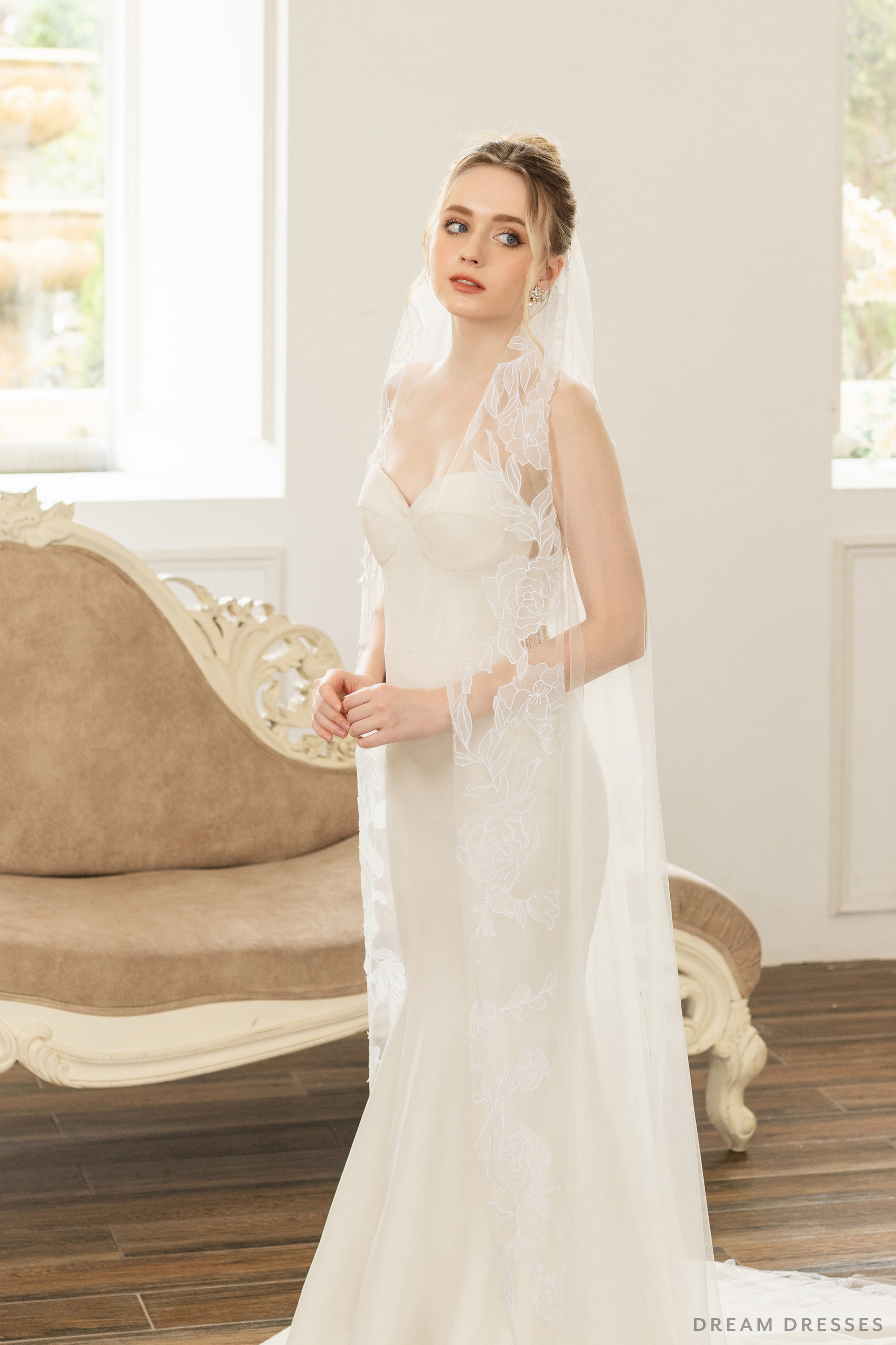 One Layer Bridal Veil with Floral Lace (#LAURENCE) - Dream Dresses by P.M.N.