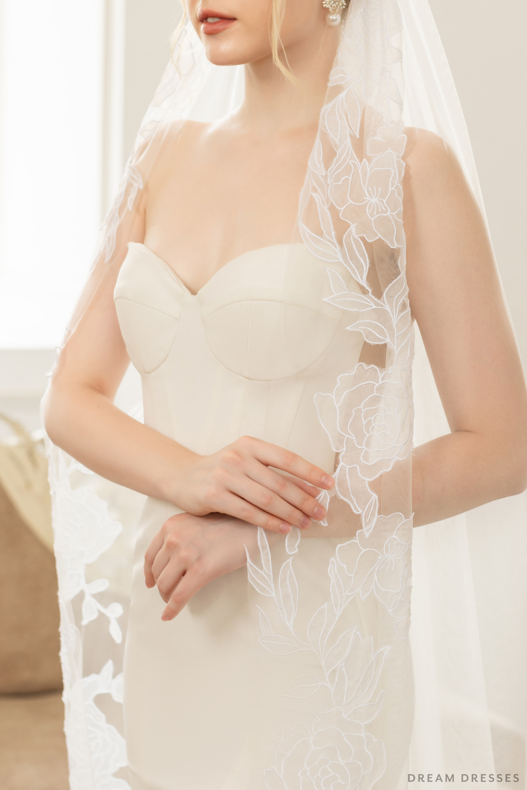 One Layer Bridal Veil with Floral Lace (#LAURENCE)