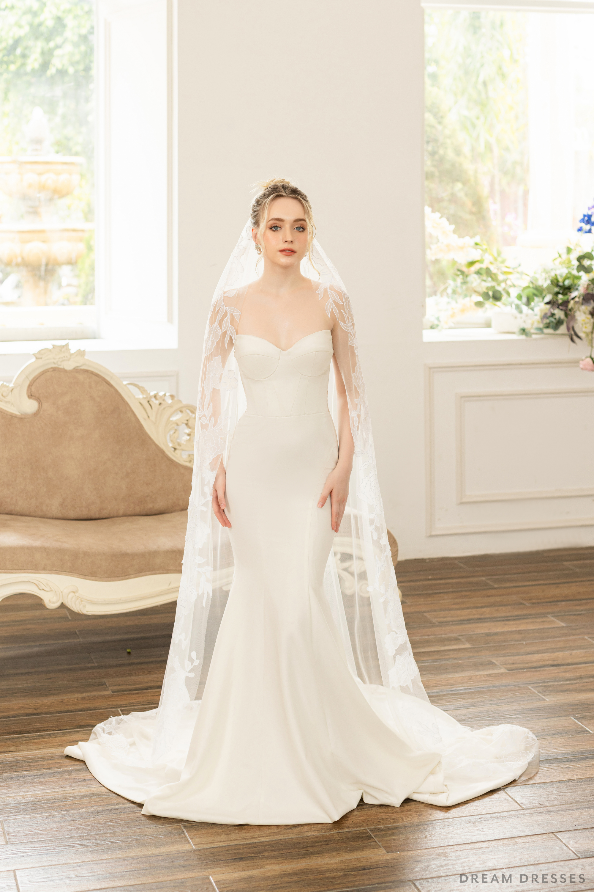 One Layer Bridal Veil with Floral Lace (#LAURENCE)