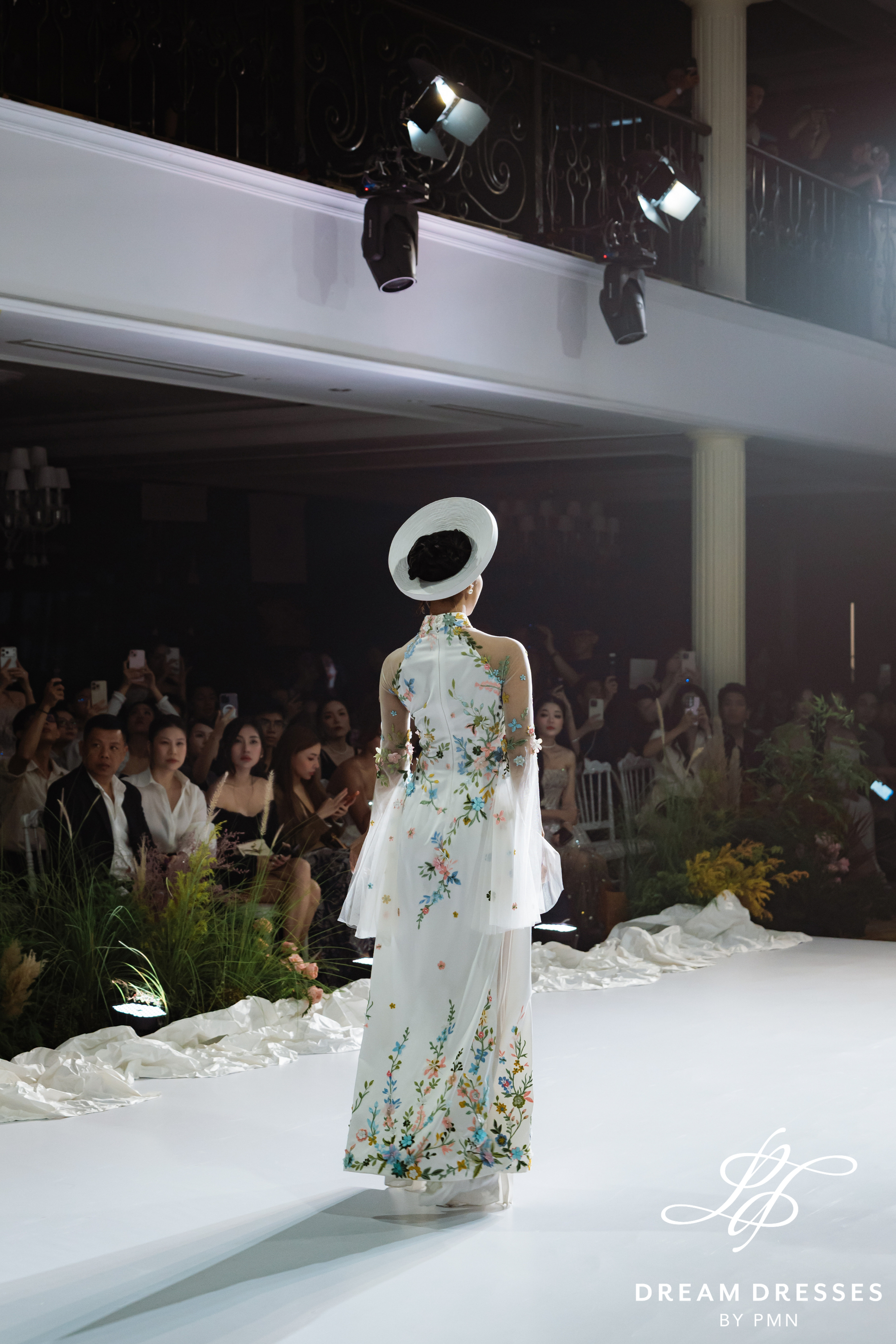 White Bridal Ao Dai with Colorful Embroidery (#XUAN)