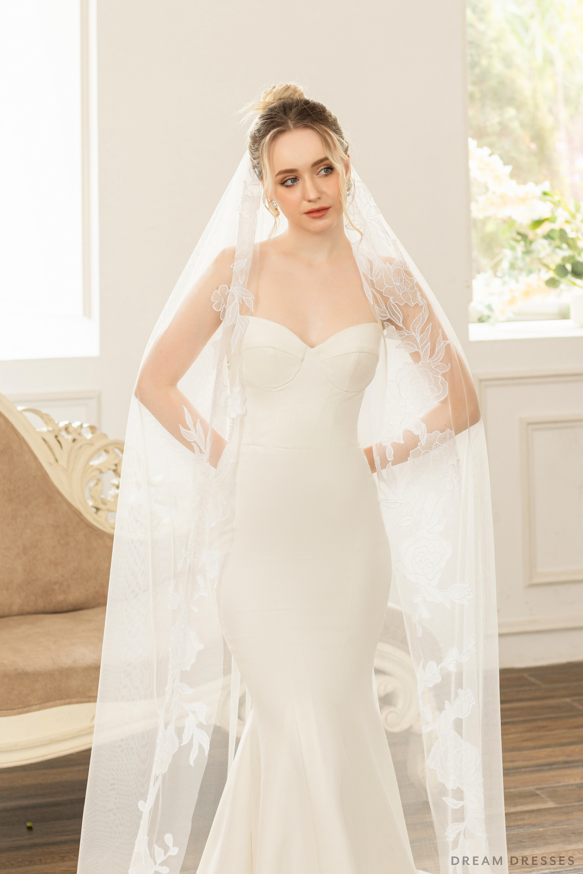 One Layer Bridal Veil with Floral Lace (#LAURENCE)