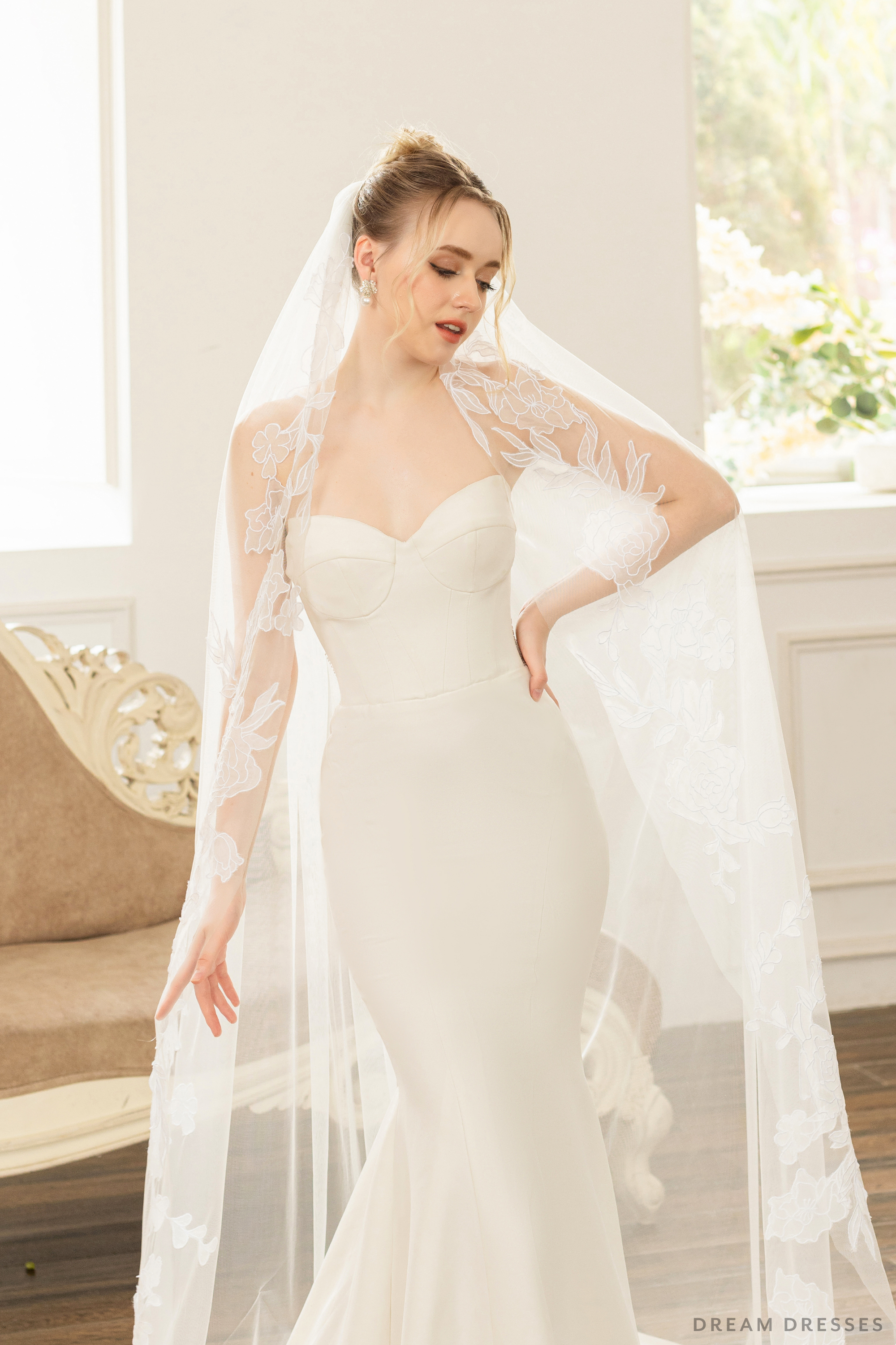 DreamDress By PMN Laurence Wedding Veil Soft Tulle Floral Hand-Applied Lace Appliqué Light Ivory