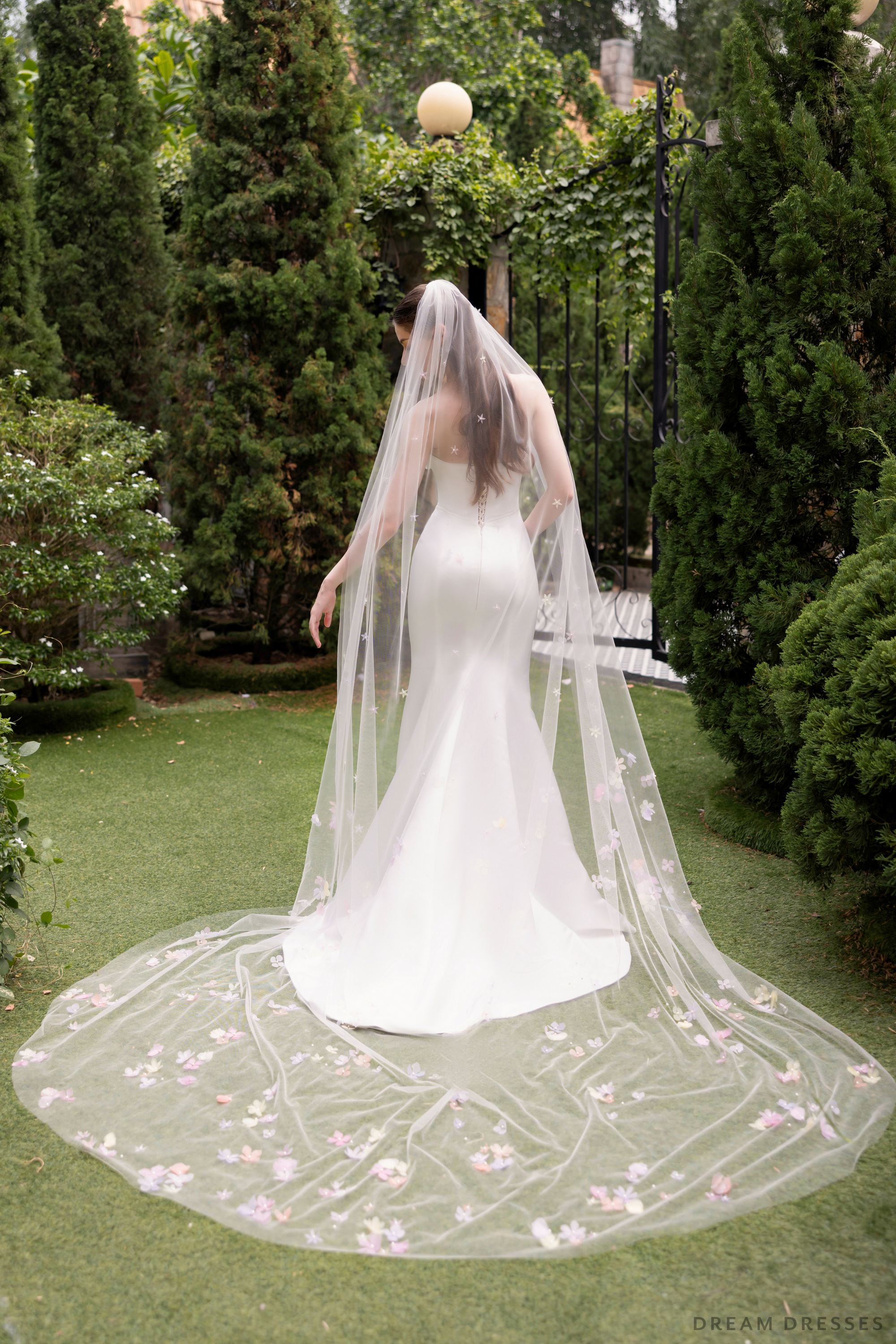 DreamDress By PMN Esiya Wedding Veil Light Handmade Flowers Embellished | Size: Cathedral DreamDress By PMN Esiya Wedding Veil Light Handmade Flowers Embellished | Size: Cathedral