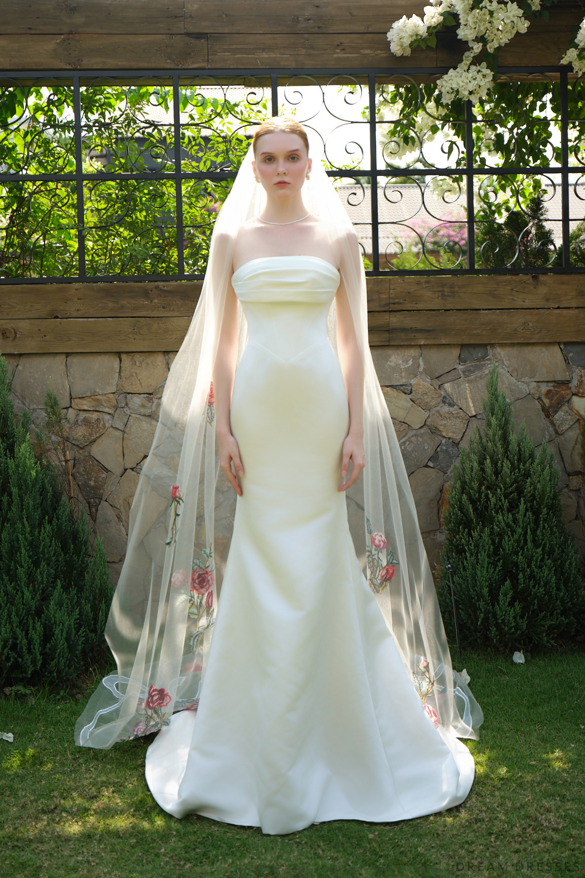 Romantic Red Rose Embroidered Veil (#JENNY)