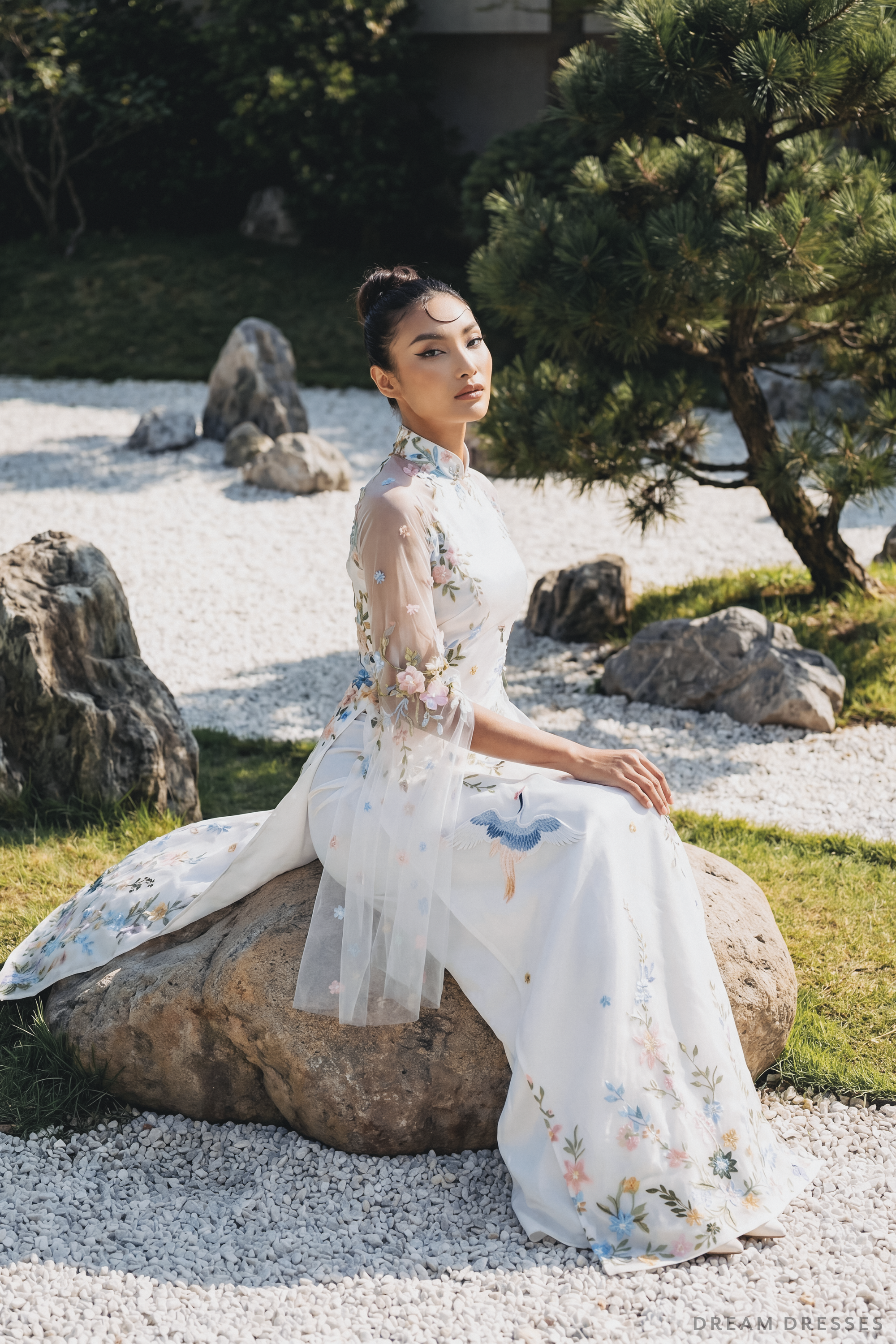 White Bridal Ao Dai with Colorful Embroidery (#XUAN)
