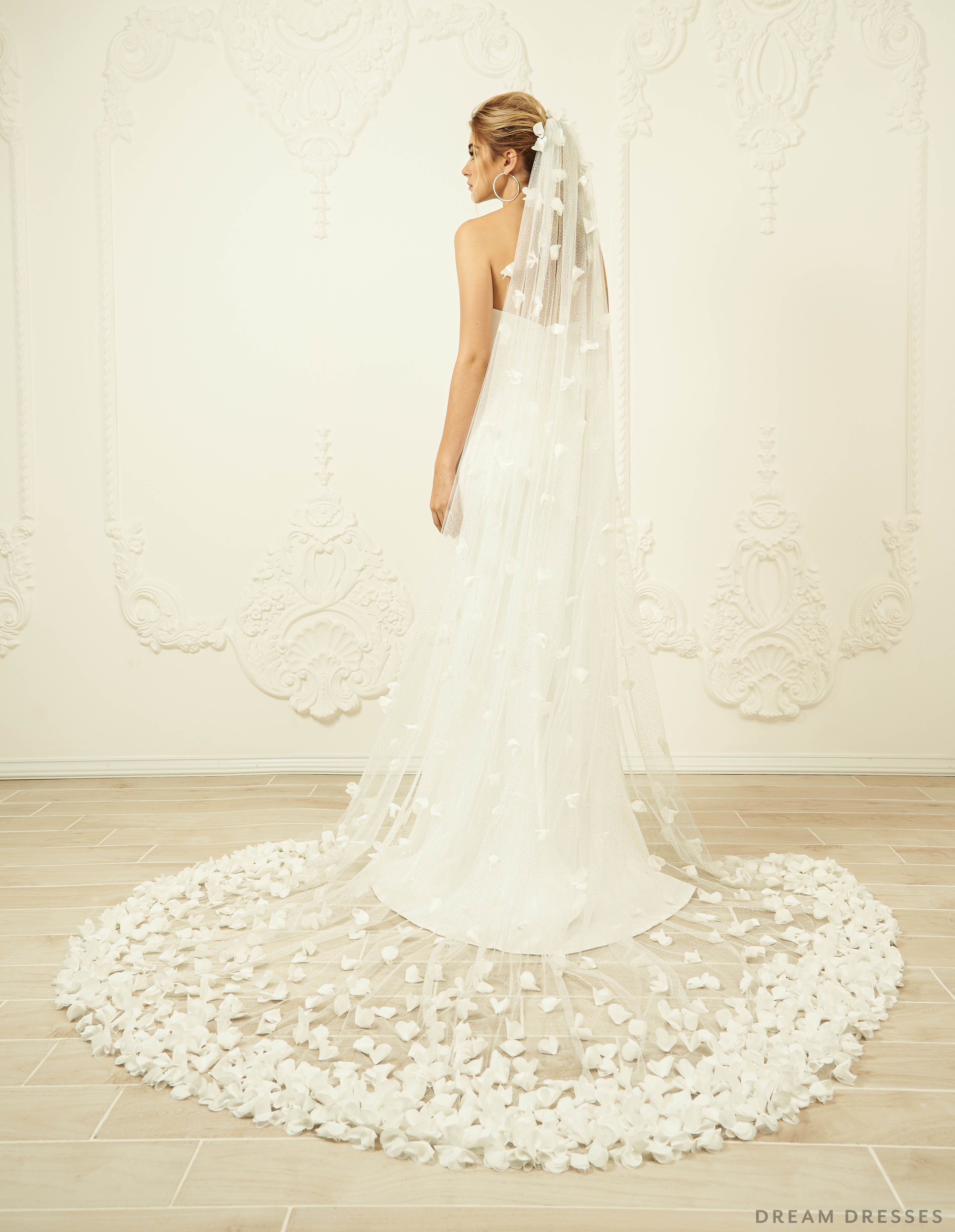 Short Three-Dimensional Floral Veil